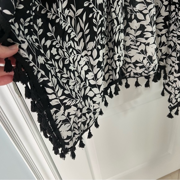 Northern reflections black and white  kimono with tassels o/s - Picture 3 of 5